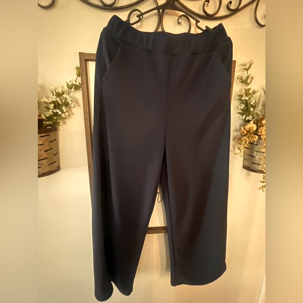 Women’s elastic waist cropped slacks